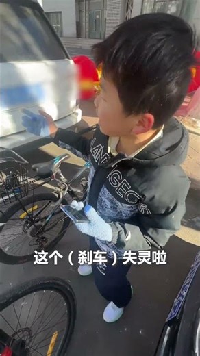男孩剐蹭豪车，主动承担责任，车主原谅，叫哥不能叫叔叔。｜中国内蒙 新年快乐 #accident #car #owner #forgive #kid #call #me #bro #not #uncle