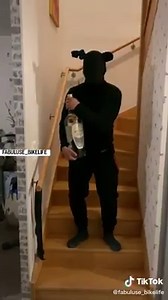 Comment voler chez un antillais facilement 🤷🏾‍♂️😅🤣🤣🤣 Instagram du comédien : https://www.instagram.com/fabuluse_bikelife/ | Danser le Zouk sensuellement. Une Page de Jessy