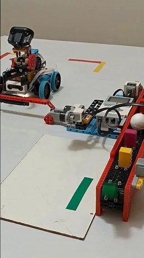 This LEGO Mini Factory Uses EV3 and SPIKE Prime to Work Together!
