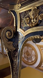 [Exposition] Mathieu Deldicque, Directeur du musée Condé vous présente un meuble emblématique de l’exposition « André Charles Boulle » dans la Galerie des Batailles. C’est autour de ce bureau que le duc d’Aumale fut composé le seul portrait qu’on connaisse réunissant, à Orleans House, à la fois lui-même, son épouse et ses deux fils, le prince de Condé et le duc de Guise. Dans l’exposition, vous découvrirez également, juste à côté, sa contrepartie. De nombreux meubles Boulle sont proposés en part