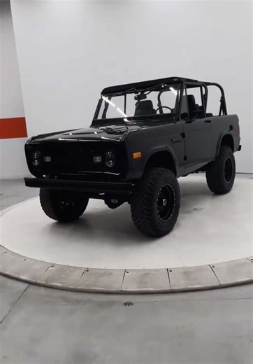 Explore the Beautiful Santorini Black Classic Bronco