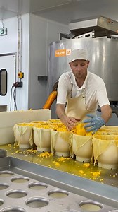🧀 Saviez-vous comment est réalisée la mimolette ? 🤔✨ Plongeons ensemble dans les secrets de fabrication de ce fromage emblématique au cœur orangé et au goût inimitable : 1️⃣ Le lait 🐄 : Tout commence avec du lait entier thermisé issu de nos vaches d’excellente qualité, issu de nos terroirs 2️⃣ L’ajout de roucou 🌺 : Ce colorant naturel, extrait d’une plante tropicale, donne à la mimolette sa belle couleur orangée si caractéristique 3️⃣ Le moulage et l’affinage ⏳ : Après la coagulation, le fro