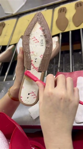 How flyknit footwear is crafted #shoesmanufacturer #shoefactory #handcraftedshoes #shoemaking #shoe