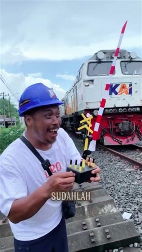 Bapak Bapak Ketiduran Ketika Mainin Palang Pintu Panjang#palangpintukeretaapi