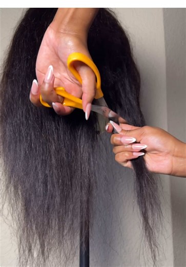 Turning my wig into a bob using scissors, I mean it’s not too shabby. What do you think?🧐 #haircut #bobhairstyle #frontalwig #southafrica