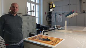 Wie wird ein Plakat aus dem frühen 20. Jahrhundert restauriert? Restaurator Maximilian Muncke gibt einen kurzen Einblick in den Ablauf und erklärt, mit welchen Schritten verschiedene Beschädigungen bearbeitet werden. #mkghamburg | Museum für Kunst und Gewerbe Hamburg