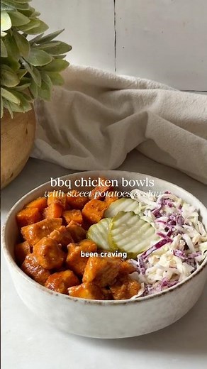 bbq chicken sweet potato bowls w creamy coleslaw & pickles! Healthy summer dinner. Recipe below ⬇️