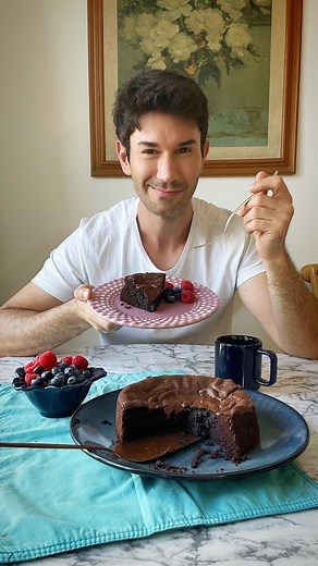 MARCELO BERGWERK on Instagram: "Bolo de chocolate sem farinha. Alerta de receita maravilhosa! Já salva aqui o vídeo e manda pra todos os amigos que precisam ver esta receita.🙌🏻😍 150g de chocolate 70% (ou 60%) 70g de manteiga (óleo de coco também dá certo, daí fica sem lácteos 👏🏻👏🏻) 4 gemas 20g/ 2cs bem cheias de cacau em pó 4 claras em neve batidas com 100g/1/2 xc de adoçante (usei xilitol). Derreta chocolate com a manteiga. Adicione gemas e cacau, mexendo bem. Agora sim: bata as claras e