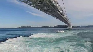 #อัพเดทโทคุชิมะ ตื่นตาตื่นใจ!! ไปกับสุดยอดน้ำวนทางธรรมชาติ นารุโตะ (Naruto Whirlpool) จุดตัดสองทะเล ที่เกิดขึ้นระหว่างเกาะเล็กๆ คือเกาะอะวาจิ (Awaji) กับเกาะชิโกกุ (Shikoku) ของจังหวัด โทคุชิมะ (Tokushima) มาชมปรากฏการณ์น้ำวนโดยจะนั่งเรือเข้าไปชมแบบใกล้ๆ หรือชมใต้สะพานแขวน Onaruto ก็ได้เช่นเดียวกัน โดยกระแสน้ำขึ้นน้ำลงของช่องแคบนารุโตะนั้นรวดเร็วติด 3 อันดับแรกของกระแสน้ำขึ้นน้ำลงโลกเลยล่ะค่ะ น้ำวนเป็นปรากฏการณ์ธรรมชาติขึ้นอยู่กับน้ำขึ้นน้ำลงซึ่งมีการเปลี่ยนแปลงทุกวัน ดังนั้น หากต้องการชมน้ำวนต้