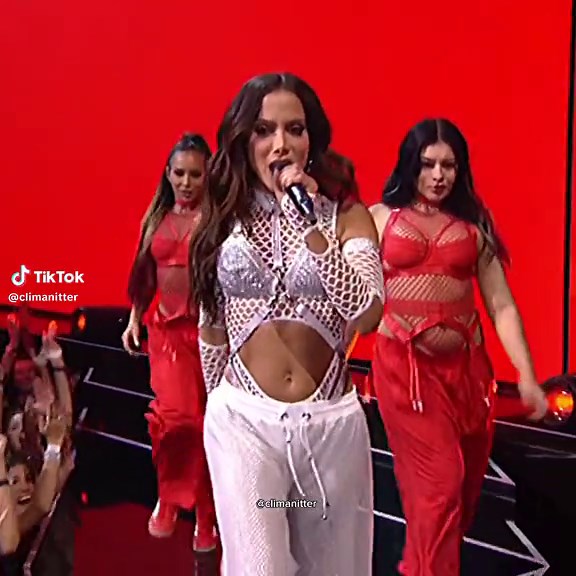 Anitta se Apresentando no Multishow: Memórias de 2019