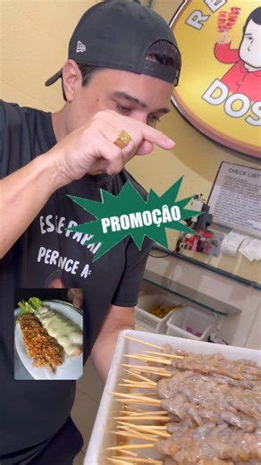 Clica no nosso LINK DA BIO e faz teu PEDIDO 📲 on Instagram: "Produção a todo vapor dos melhores espetos de camarão 🦐🔥 Filé de camarão no capricho, pra você escolher: 👉 Empanado ou com queijo 😋🧀 📅 Segunda e terça-feira: R$ 6,49 qualquer opção 📅 Quarta-feira: R$ 6,99 Chama no delivery 🛵📲 ou vem garantir no presencial. Promoção boa é aqui! 💥🍢"