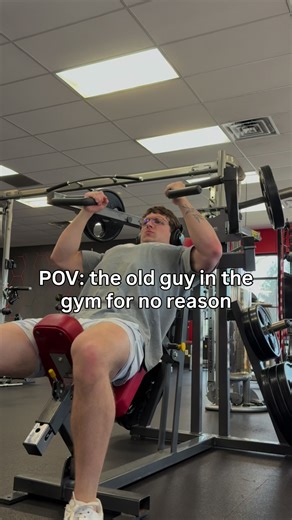 Popping out some Diamond Gym Reps 💪😂👴🏼 @YOUNGLA- shorts #gym #gymlife #gymhumor #gymlifestyle #gymaddict
