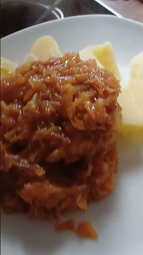 Blutwurst mit Salzkartoffeln und Sauerkraut.