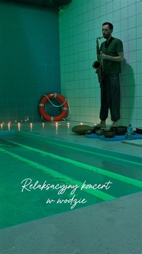 💦 Koncert relaksacyjny w wodzie 💦 To niesamowite wydarzenie już za nami — a my wciąż czujemy ten spokój i dobre wibracje! ✨ Wasze pozytywne opinie cieszą nas ogromnie 💙 Koncert Sławka, podczas którego dźwięki mis, dzwonków, bębna oceanicznego i saksofonu wprowadziły nas w głęboki stan relaksu, był prawdziwą podróżą przez dźwięk i wodę 🌊🎷 A nasza niespodzianka — masaż w wodzie misą wykonany przez Paulinę — była jak wisienka na torcie tego wyjątkowego wieczoru 🫶 Dziękujemy, że byliście z nam