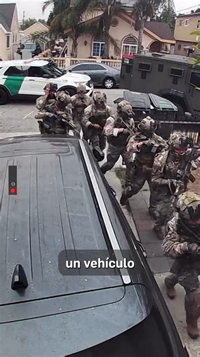 1M views · 25K reactions | Una mujer denuncia que agentes federales ingresaron violentamente a su casa utilizando explosivos y armas, sin mostrar orden judicial, mientras sus hijos pequeños dormían. | Noticias Univision 21 Fresno | Facebook
