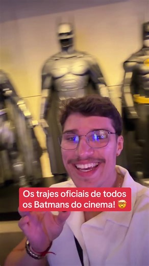 Trajes icônicos dos Batmans no tour da Warner Bros