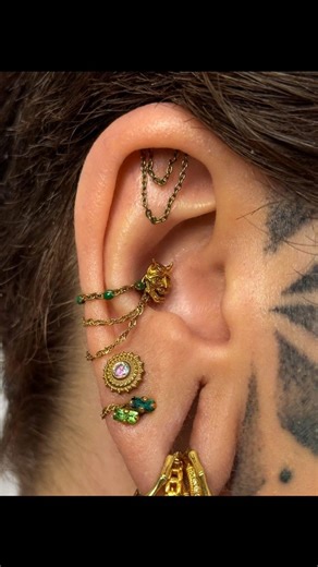 Christophe BodyPiercing SHOP on Instagram: "✨ Hidden helix pour @lunara_ttt avec accessoire chaînette titane anodisé gold✨ Comme toujours installé en 1ère pose et choisi par ma cliente lors du pierçage Bijoux de chez @antikorp_piercing Aiguille de chez @stilettopiercingsupplies 📍 81 rue du Four à Chaux – Saint-Pierre 🇷🇪 Découvre nos bijoux haut de gamme et choisis ton style préféré 💫 💎 Un des plus grands choix de bijoux de qualité à La Réunion 😷 Hygiène & sécurité garanties ⚕️ Suivi cicatr