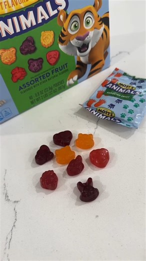 We LOVE motts1842 Flavored Fruit Snacks! Snack time is so important to us, and #Motts makes it ea | Dylan
