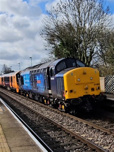 37800 hauling 730006 on 5G16 passing through Tamworth railway station (High Level) on 11/03/26 🚆 An interesting movement on the West Coast Main Line as Class 37 37800 drags Class 73 730006 through Tamworth High Level. Classic diesel traction hauling modern electro-diesel power — a combination you don’t see every day. Moves like this always add something different to a busy main line session. For more UK rail action including freight, passenger services and railtours, follow for regular rail con
