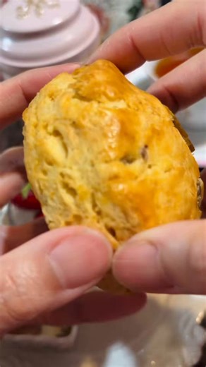 我、スコーン狂いなので。毎日スコーンを食べていると腹割れしてないスコーンも綺麗に割れるようになるよ。