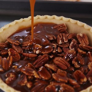 No need to worry about dessert this holiday season with this Salted Caramel Pecan Pie. 😍🙌 | Delish