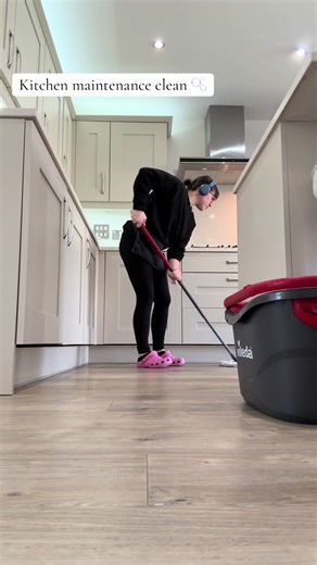 Weekly Kitchen Maintenance Cleaning Tips