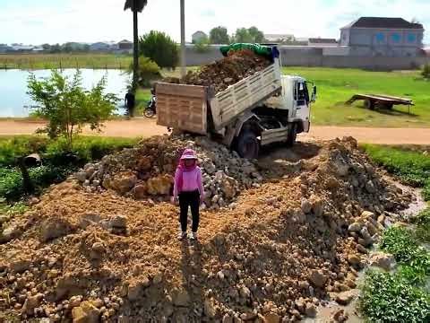 小推土机和小卡车共同配合，对路边进行土石方回填改造！ #长春清爽露营季 #推土机 #土石方工程 #这才是高手吖 #解压