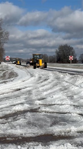 📍 US 165 in northeast region Additional DOTD crews from other Districts help clear snow/ice along US 165 in the northeast region. These 24 hour operations will continue as long as necessary in the wake of the #WinterStorm. Please stay off the roadways as much as possible overnight, allow crews to continue their work, and stay warm & safe. The latest updates are posted at www.511la.org. | Louisiana Department of Transportation and Development (DOTD)