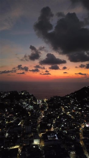 El puerto se transforma en magia pura cuando la noche cae… Las montañas iluminadas, el cielo pintado de fuego y el Pacífico brillando como un espejo hacen que Acapulco siempre robe el aliento. Una postal que recuerda por qué este rincón del mundo es simplemente incomparable. 🌅🌃💙 #Acapulco #AcapulcoGuerrero #AtardecerAcapulqueño #AcapulcoVivo #BellezasDeMéxico #AmaneceAcapulco #AcapulcoDeNoche #GuerreroEsGrandeza #PostalesDeMéxico #PaisajesQueEnamoran #AcapulcoParaElMundo #YoAmoAcapulco #Magia