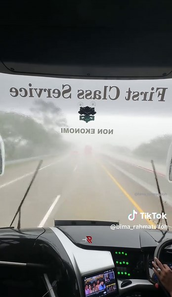 Perjalanan Syahdu di Bus Single Glass Saat Hujan