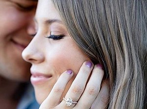 'Crocodile Hunter's' only daughter Bindi Irwin anounces engagement on twenty-first birthday - Extra.ie