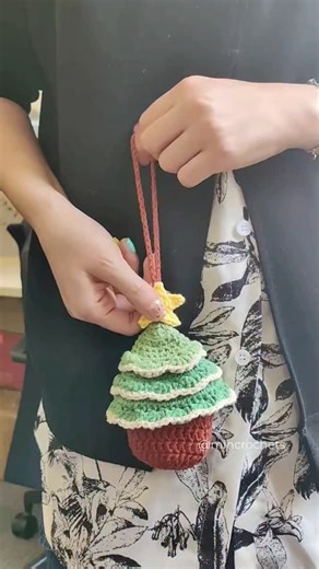 the tiny christmas bag you didn’t know you needed 🎄#crochetchristmastree #christmasdecor #crochettok #crochetaddict #handmadewithlove #holidayvibes #CrochetAustralia #AussieMakers #HandmadeAustralia #UKCrochet #CrochetEurope | Crochetwmin