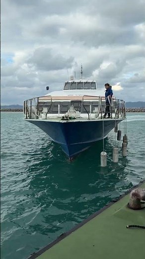 竹富島フェリーターミナルに入船