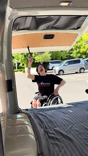 ♿️サカイサンズ こどもたちと車いすバスケ体験‼️ハイエースからバスケ車運搬終了☑️ 後部扉を閉めるおーうちさん#共生社会 #フォースタート #車いすバスケ #サカイサンズ