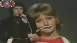 «Eternally» es una canción con música de Charles Chaplin y letra, en inglés, de Geoffrey Parsons y John Turner. El tema fue compuesto para la película Candilejas, de 1952. También fue interpretada en español por Julio Iglesias y José Augusto con el título Candilejas. | Baúl del Tiempo