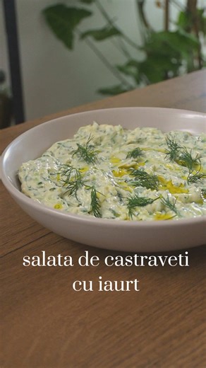 Tzatziki este unul dintre acele sosuri simple care schimbă complet o masă. Răcoritor, aromat și foarte ușor de pregătit, merge de minune alături de legume proaspete, cartofi copți sau lipii. Pentru varianta de post, iaurtul vegetal din soia este o alegere foarte potrivită. Are o textură cremoasă și un gust destul de neutru, așa că se combină foarte bine cu usturoiul, lămâia și mărarul. În plus, este o alternativă vegetală care poate aduce și un aport de proteine. Este genul de sos pe care îl fac