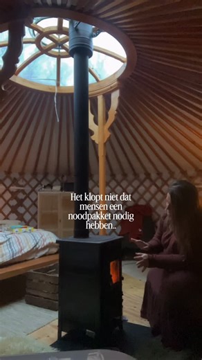 SAHRONA ꩜ on Instagram: "De afgelopen tijd heb ik met oprechte verbazing om me heen gekeken. De paniek rondom een noodpakket.. reels over “wat moet er in je noodpakket” en zelfs een brief per post. Waarom is het überhaupt normaal geworden dat we maar voor enkele dagen eten in huis hebben, geen vuur meer kunnen maken, alles nu trots van het gas hebben (hallo complete afhankelijkheid) en geen idee meer hebben hoe we zelf voor ons voedsel kunnen zorgen? Het eerste wat er in mij opkwam was geen oord