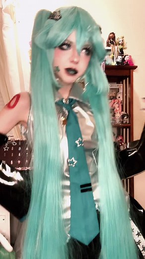 Hatsune Miku Cosplay: Vibrant Vocaloid Performance