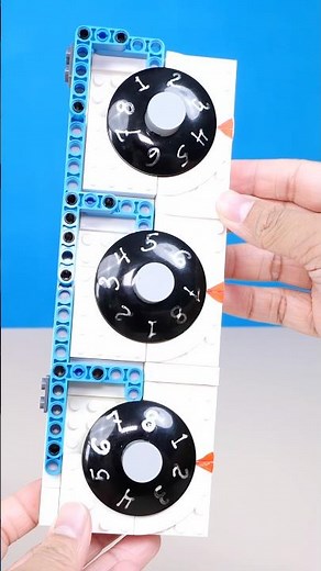 Combination lock mechanism explained with LEGO… #lego #legomoc #lock