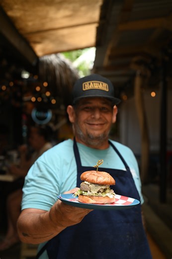 🍤🌴 Camarón frito con coco, tacos con chipotle y col morada, sándwich de pescado con tártara, aguachiles y una mezcalita congelada. Puerto Escondido también se come, y en Fish Shack La Punta los sabores viajan desde Luisiana hasta Oaxaca con escalas en todo el mundo. La historia de este rincón en La Punta es de cómo un restaurante nacido en 2020 puso a Puerto en el mapa gastronómico internacional. 📖 Lee la crónica nota y entiende a qué sabe realmente La Punta. 👉 https://lechecontuna.com/2025/