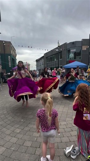 Foreign kids trying Indian Dance