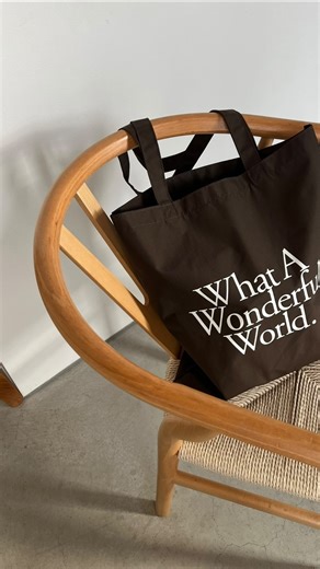 @m_cmr_y on Instagram: "今年流行のブラウン🍂 いつも小さいバッグが多いから 必須のサブバッグもブラウンに シンプルなロゴが大人っぽくてかわいい& 秋服との色合わせが楽しい🫶 今までサブバッグはハンドバッグを使ってたから 両手が空くトートバッグが本当に便利！ 軽いしたくさん入るしお気に入り👜 @erie_works #カジュアルバッグ#トートバッグ#サブバッグ #秋コーデ#ブラウンコーデ #PR#erieworks#エリーワークス"