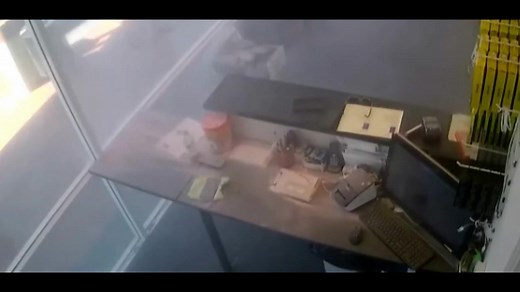 惊险！苹果手机突然爆炸 浓烟滚滚吓坏众人