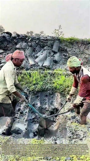 Pulling Mud Scoops: How a Hand-Cranked Tool Streamlines Rural Earth-Moving Work