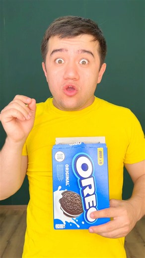 Two kittens wanted to eat my Oreo🍪😋🐈‍⬛