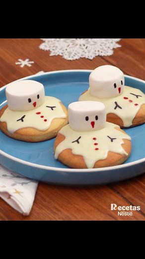 GALLETAS MUÑECO DE NIEVE ❄️🍪 Disfruta este postre navideño fácil y perfecto para compartir en las fiestas. Dulces, divertidas y listas para sorprender a tus seres queridos. Te contamos más aquí 😋 https://nes.tl/c4377a #RecetasNestlé #Navidad #Galletas #Posadas | Recetas Nestlé
