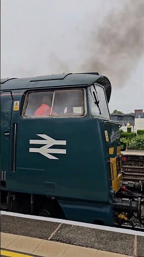 Class 52 "WESTERN THUNDERER" Thrashing out of Leamington Spa #class52 #railtour #railway #train