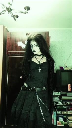 #goth #cosplay #halloweenlook #halloweenmakeup #scarybitches
