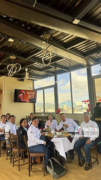 ¡Ven y Vive la Experiencia en Hotel y Restaurante El Portal! ✨ En el corazón de Nebaj, Quiché, te espera un refugio diseñado para conectar con lo extraordinario. Disfruta de: 🛌 Descanso Pleno: Habitaciones elegantes que inspiran calma y vistas impresionantes a las montañas. 🍔 Sabor con Identidad: Desde jugosas hamburguesas preparadas al momento hasta nuestra reconfortante pasta Alfredo. 🏠 Ambiente Familiar: Hospitalidad con alma en un espacio donde la paz se respira en cada rincón. 📍 Ubícano
