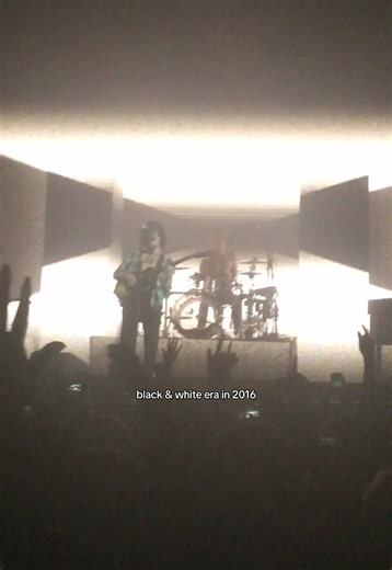 travel back in time to the good ol’ days #the1975 #the1975live | the 1975